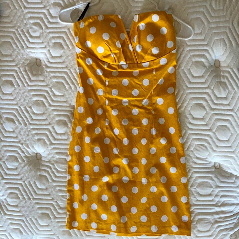 Strapless, Form fitting, zipper, comfortable